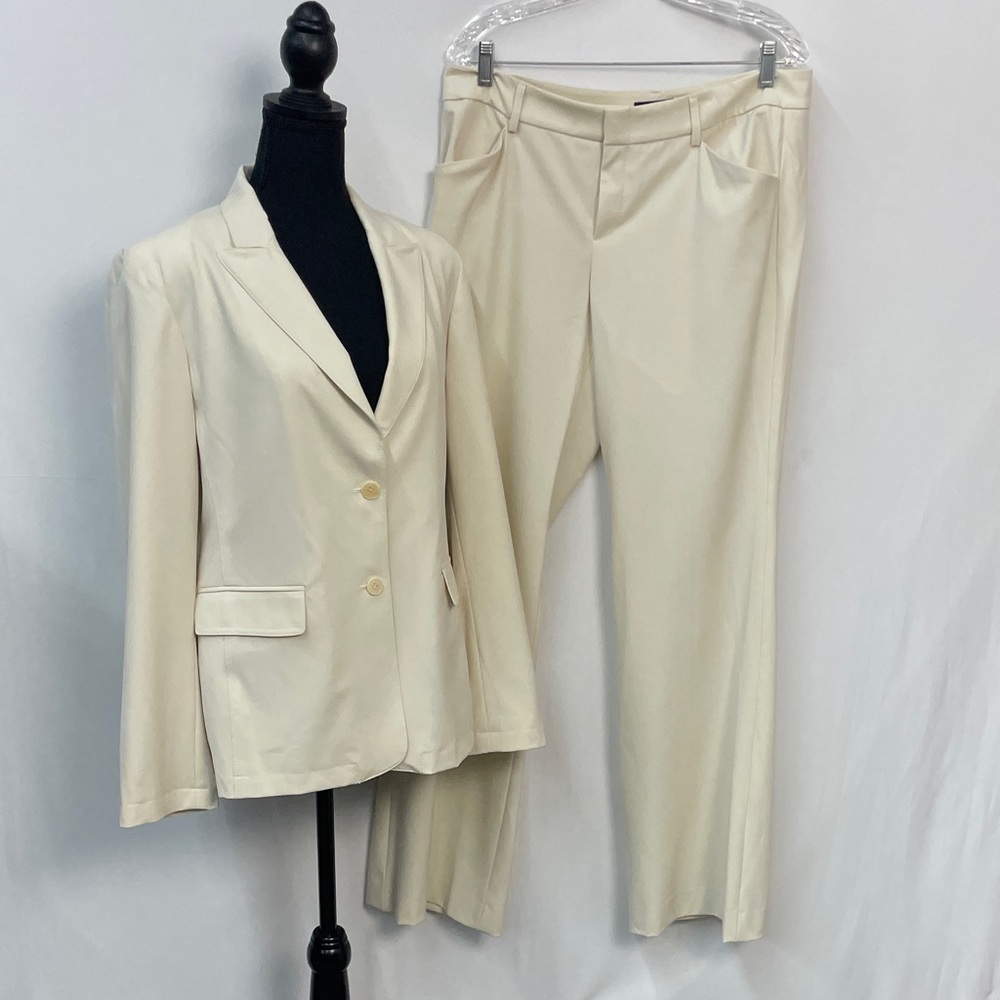 Womyn Elegant Cream Women's Suit Set, size 10/12